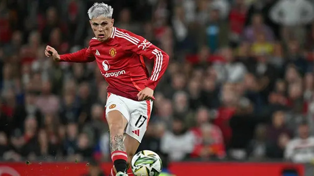 Pemain Manchester United, Alejandro Garnacho mencetak gol ke gawang Barnsley pada laga Carabao Cup 2024/2025 di Old Trafford, Manchester, Inggris, Rabu (18/09/2024) WIB. (AFP/Paul Ellis)