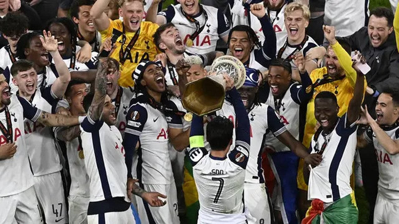 Son Heung-min (tengah) mengangkat trofi untuk merayakan kemenangan bersama para pemain Tottenham setelah menjuarai final Liga Europa 2024/2025 di Stadion San Mames, Bilbao, Spanyol, Kamis (22
