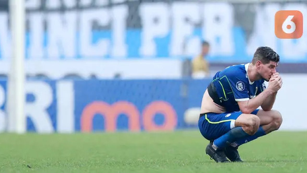 Pemain Persib Bandung, Nick Kuipers tampak kecewa setelah ditaklukkan Persik Kediri pada laga BRI Liga 1 2022/2023 di Stadion Pakansari, Bogor, Rabu (8/3/2023). (Bola.com/M Iqbal Ichsan)