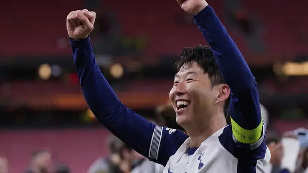 Pemain Tottenham Hotspur, Son Heung-min merayakan kemenangan atas Manchester United dalam final Liga Europa 2024/2025 di Stadion San Mames, Bilbao, Spanyol, Kamis (22/05/2025) WIB. Tottenham