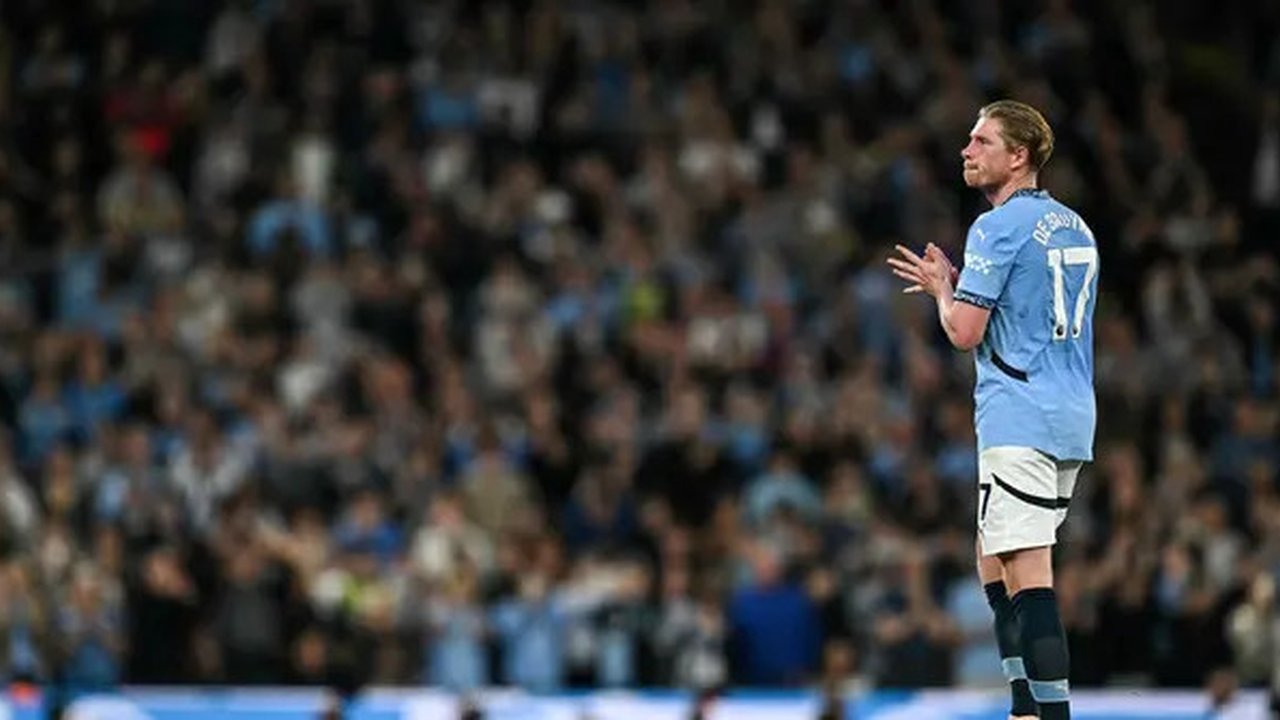 Gelandang Manchester City, Kevin De Bruyne melambaikan tangan kepada para pendukung saat ia meninggalkan lapangan di akhir pertandingan terakhirnya bersama The Citizens selama pertandingan se
