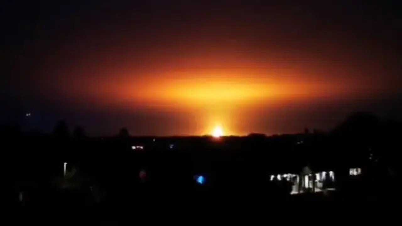 Video viral di platform X (Twitter): Cahaya api merah terangi langit Oxford, Inggris.