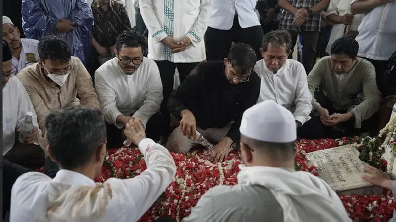 Suasana pemakaman Ibrahim Sjarief Assegaf, suami Najwa Shihab. (Dokumen Keluarga).