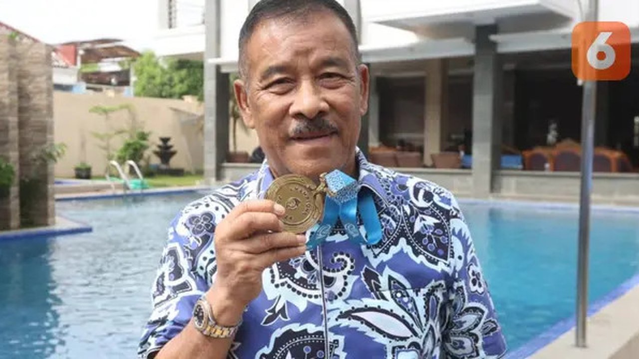 Manajer sekaligus Komisaris PT Persib Bandung Bermartabat (PBB), Umuh Muchtar. (Bola.com/Muhammad Iqbal Ichsan).