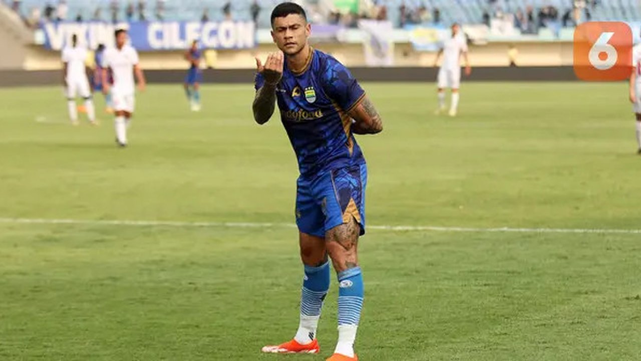 Pemian Persib Bandung, Ciro Alves melakukan selebrasi setelah mencetak gol pembuka timnya ke gawang PSM Makassar pada laga Piala Presiden 2024 di Stadion Si Jalak Harupat, Bandung, Jumat (