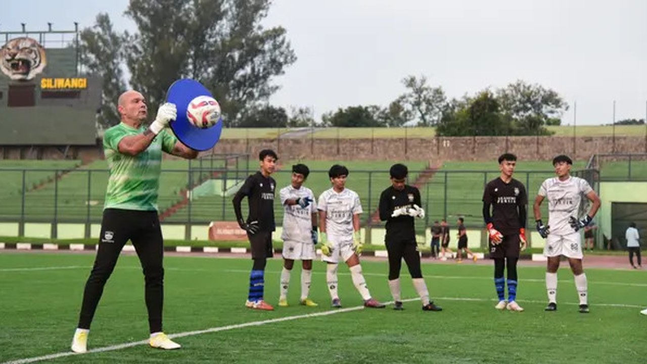 Pelatih kiper Persib Bandung, Luizinho Passos, memberikan pelatihan kepada para penjaga gawang Akademi Persib di Stadion Siliwangi, Kota Bandung, 10-11 Juni 2024. (Bola.com/Erwin Snaz)
