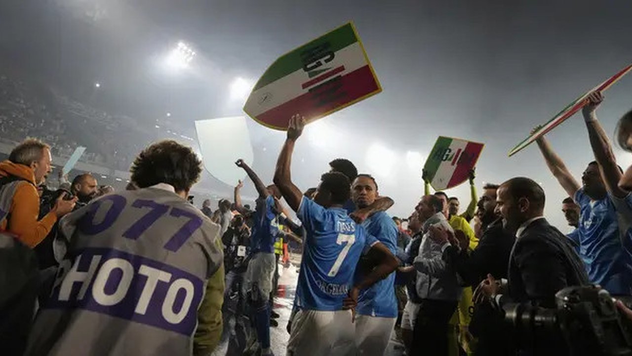 Skuad Napoli merayakan gelar Scudetto Serie A musim 2024/2025. (AP Photo/Gregorio Borgia)