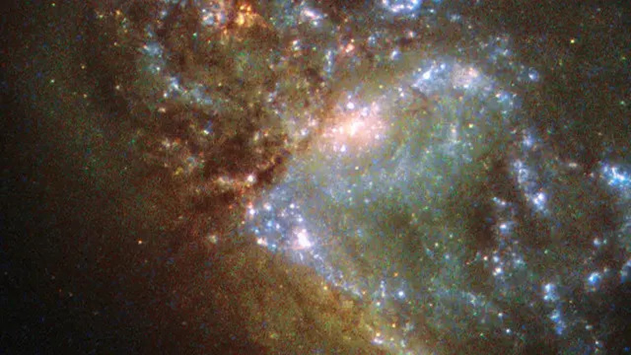 Dua galaksi bertabrakan. Momen ini direkam oleh teleskop angkasa luar Hubble milik NASA. (Adamo et al., ESA/NASA)