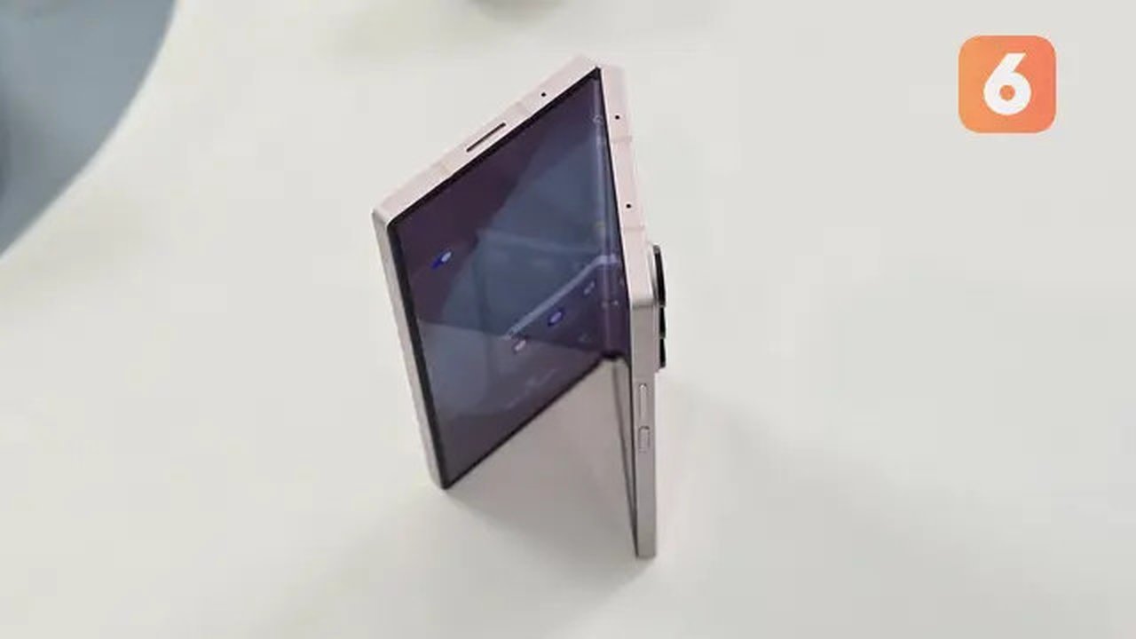 Smartphone layar lipat terbaru Samsung Galaxy Z Fold 6 dalam warna Pink. (Liputan6.com/ Agustin Setyo Wardani)