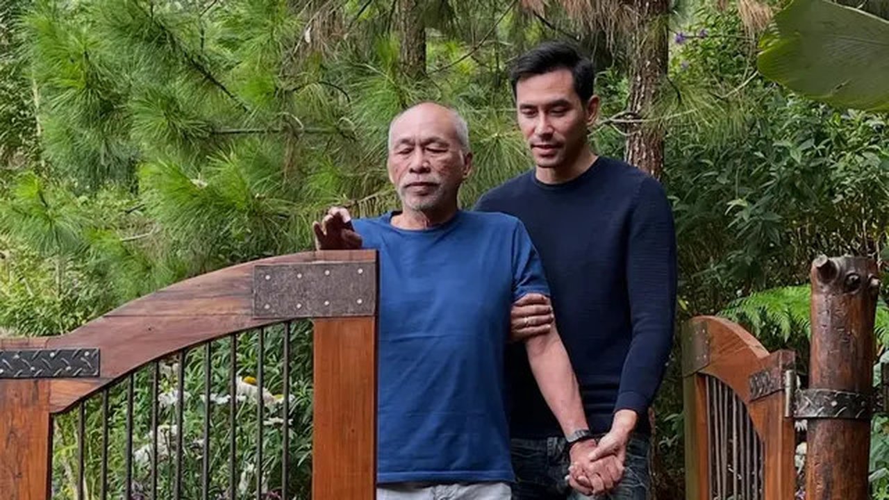 Ayah Darius Sinathrya, Pudjono Sugiardho Kartoprawiro wafat pada 21 Mei 2025, bertepatan dengan ulang tahun sang aktor ke-40. Ini 6 potret kenangannya. (Foto: Dok. Instagram @dagnesia)