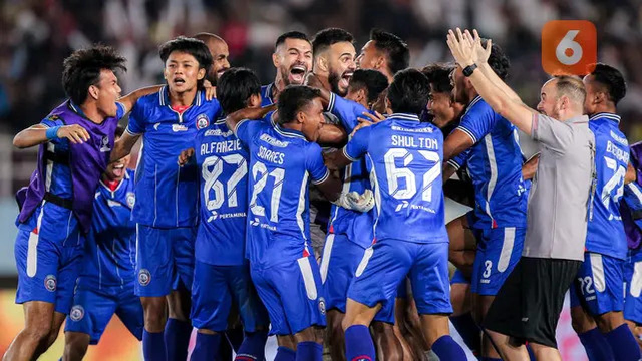 Kiper Lucas Frigeri dan sejumlah pemain Arema FC merayakan kemenangan atas Borneo FC pada laga final Piala Presiden 2024 di Stadion Manahan, Solo, Minggu (4/8/2024). (Bola.com/Bagaskara La