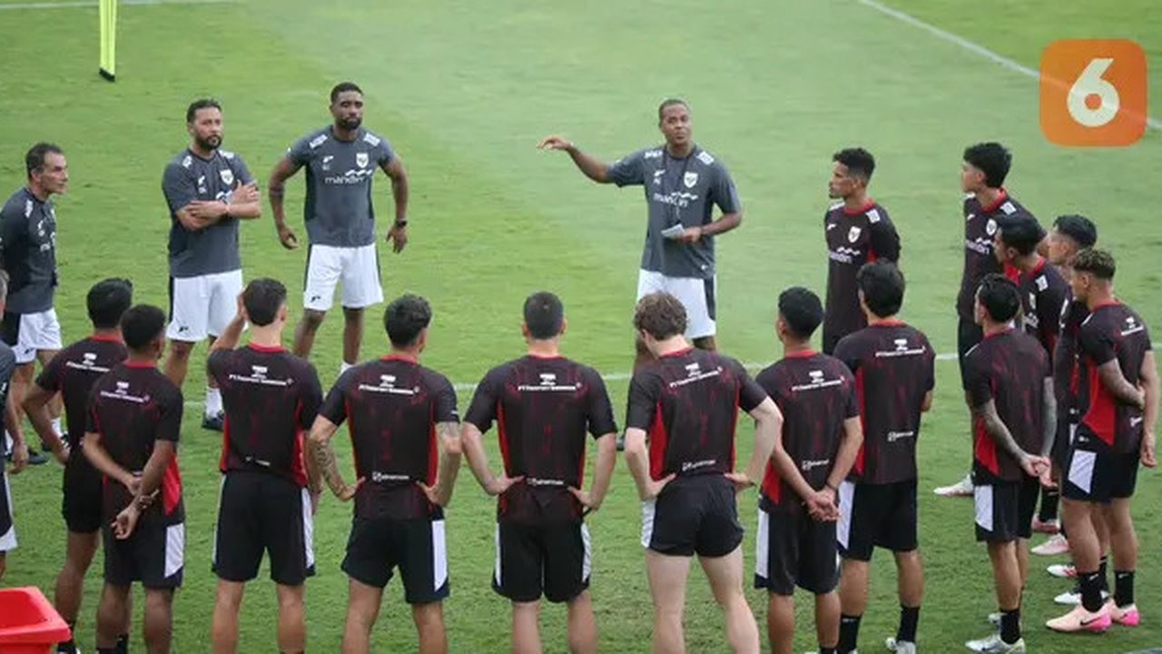 Pelatih Timnas Indonesia, Patrick Kluivert, memberikan arahan kepada anak asuhnya saat memimpin latihan perdana untuk persiapan laga Kualifikasi Piala Dunia 2026 zona Asia di Bali United Trai