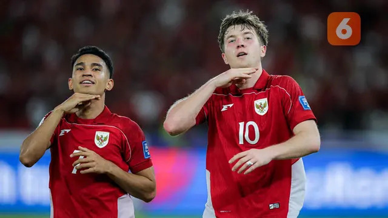 Pemain Timnas Indonesia, Ole Romeny dan Marselino Ferdinan melakukan selebrasi setelah mencetak gol ke gawang Bahrain pada laga kedelapan putaran ketiga Grup C kualifikasi Piala Dunia 2026