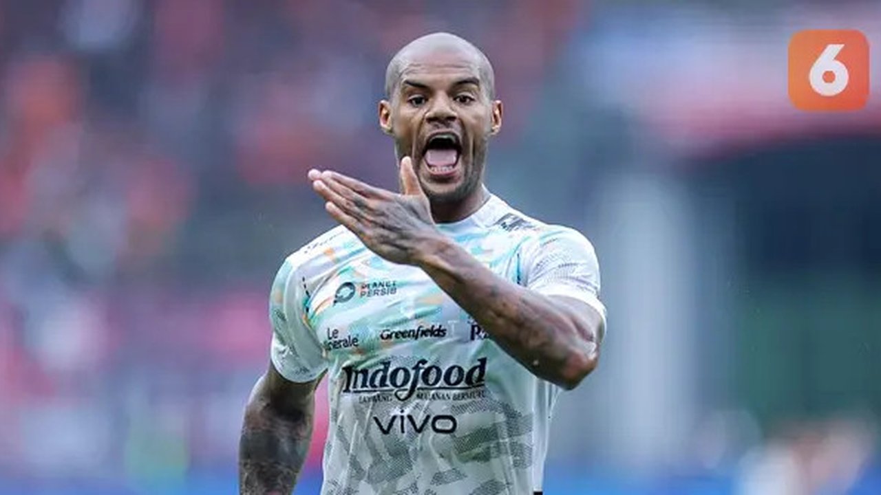 Pemain Persib Bandung, David da Silva mencetak gol penyama kedudukan 2-2 ke gawang Persija Jakarta dalam laga lanjutan BRI Liga 1 2024/2025 di Stadion Patriot Candrabhaga, Bekasi, Minggu (16/