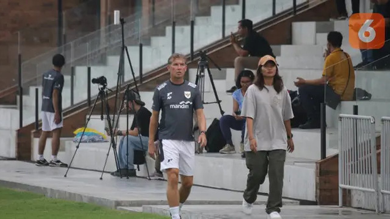 Asisten Pelatih Timnas Indonesia Alex Pastoor saat berjalan bersama Project Manager Training Center Pantai Purnama Sugihya Artha Dwipayani sebelum sesi latihan dimulai pada Senin (26/5/2025)
