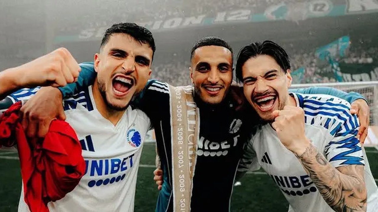 Kevin Diks (kanan) merayakan gelar juara Liga Super Denmark 2024/2025 bersama FC Copenhagen. (Instagram/kevindiks2).