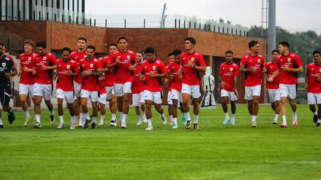 Para pemain Timnas Indonesia melakukan pemanasan dalam sesi latihan di Bali United Training Center, Bali menjelang laga Ronde 3 Kualifikasi Piala Dunia 2026 melawan China pada Selasa sore (23