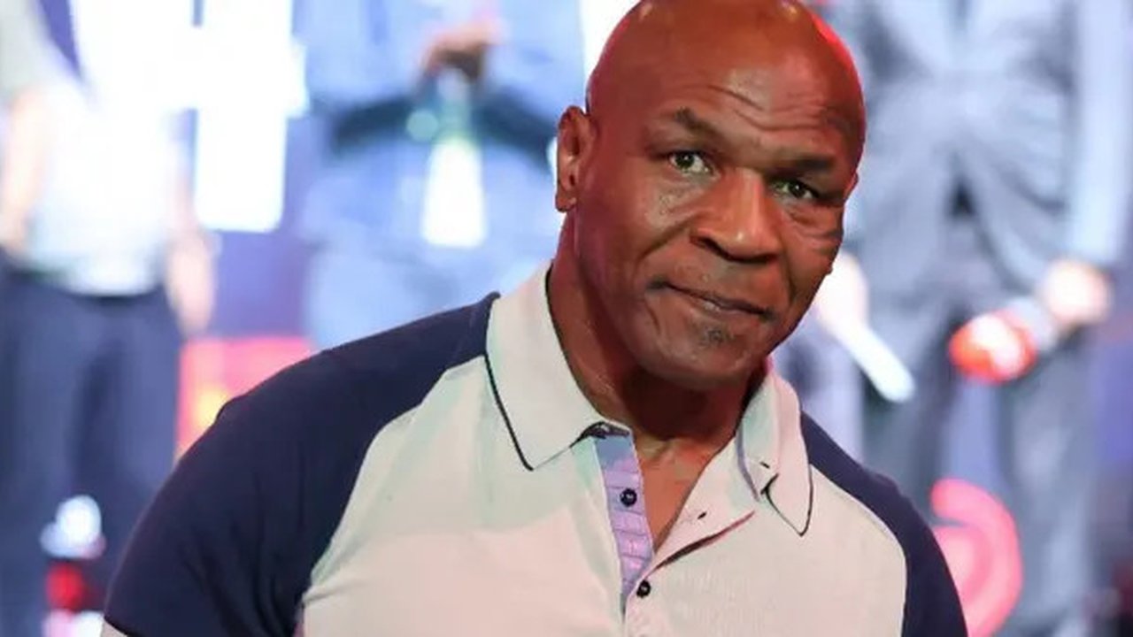 Mantan Juara Kelas Berat, Mike Tyson, terlihat di Manhattan Center saat penimbangan untuk pertandingan Fatal Fury di Times Square pada tanggal 1 Mei 2025 di New York City. (Al Bello