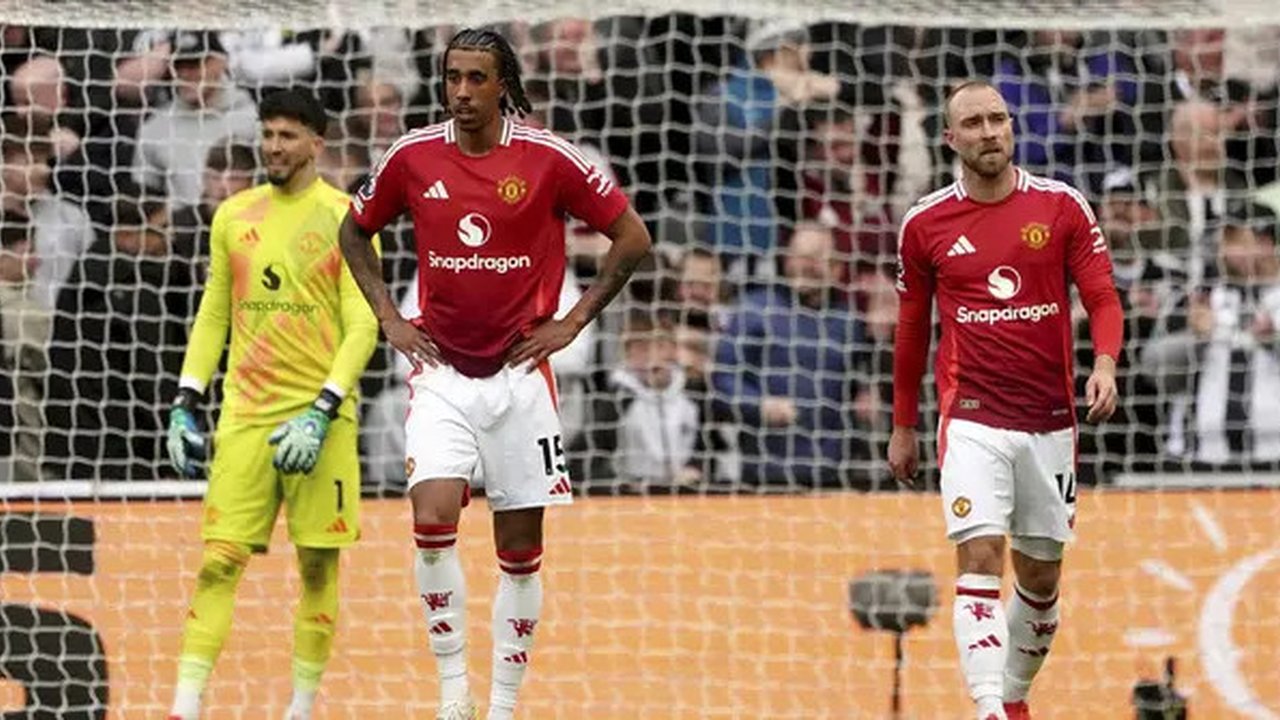 Leny Yoro dan Christian Eriksen tampak lemas saat Manchester United (MU) kebobolan oleh Newcastle United dalam laga pekan 32 Premier League 2024/2025 di St James' Park, Minggu (13/4/2025)