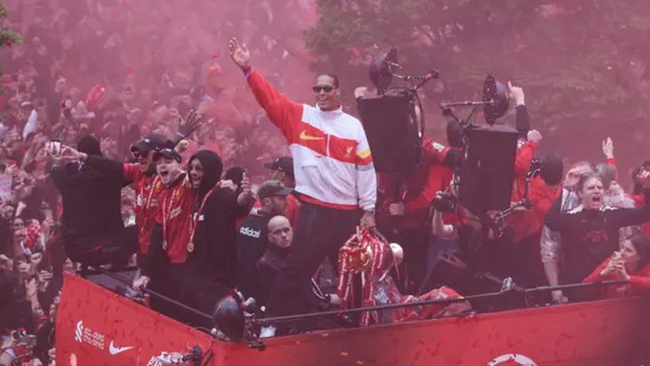 Bek Liverpool asal Belanda #04, Virgil van Dijk, merayakan kemenangan dengan trofi Liga Primer selama parade kemenangan dengan bus terbuka atas kemenangan gelar Liga Primer Liverpool, di L