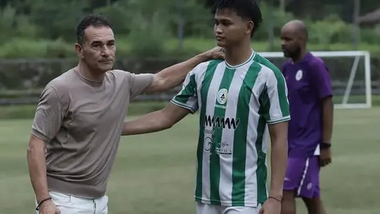 Pelatih Timnas Indonesia U-23, Gerald Vanenburg, menemui penyerang PSS Sleman, Hokky Caraka. (Bola.com/Dok.Instagram Gerald Vanenburg).