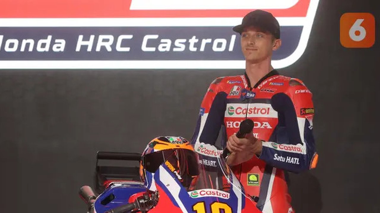Pembalap Honda HRC Castrol, Luca Marini, saat peluncuran tim secara resmi di pabrik PT Astra Honda Motor (AHM), Cikarang, Jawa Barat, Sabtu (1/2/2025). (Bola.com/Muhammad Iqbal Ichsan)