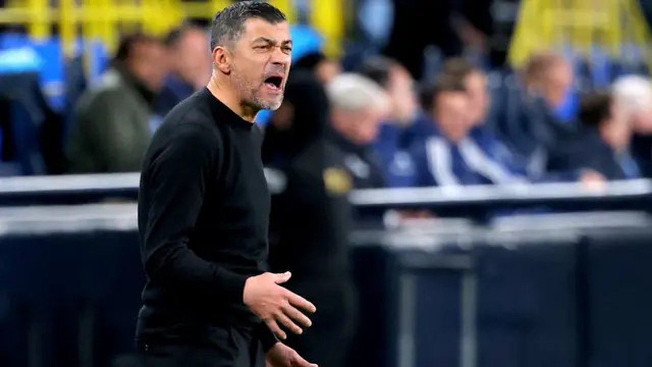 Pelatih AC Milan asal Portugal, Sergio Conceicao, bereaksi selama pertandingan semifinal Supercoppa Italiana antara Juventus dan AC Milan di Taman Al-Awwal di Riyadh, Sabtu dini hari