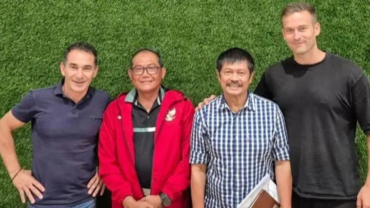 Gerald Vanenburg menggelar pertemuan dengan Indra Sjafri di kantor PSSI, Jumat (11/4/2025). Ada pula Sumardji dan Sjoerd Woudenberg dalam pertemuan itu. (Koleksi Pribadi Gerald Vanenburg).