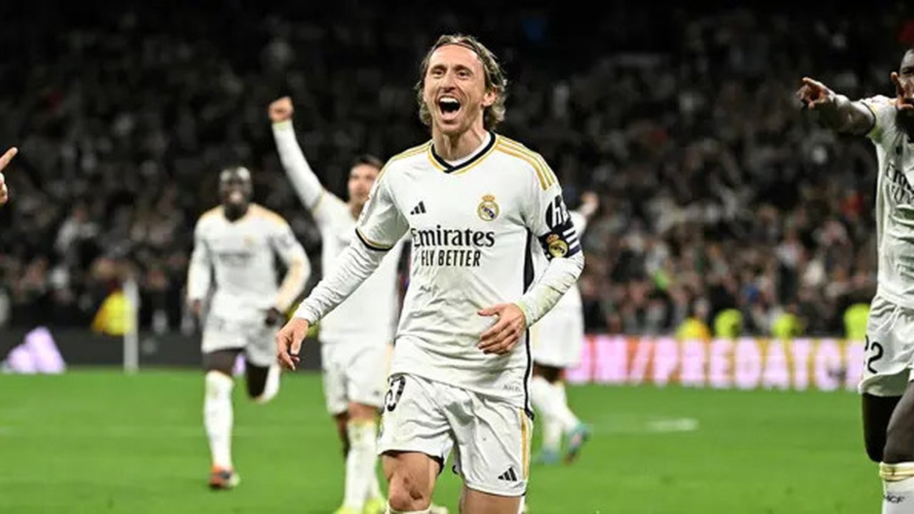 Pemain Real Madrid, Luka Modric merayakan gol penentu kemenangan timnya ke gawang Sevilla pada laga lanjutan Liga Spanyol 2023/2024 di Stadion Santiago Bernabeu, Madrid, Spanyol, Senin (26/02