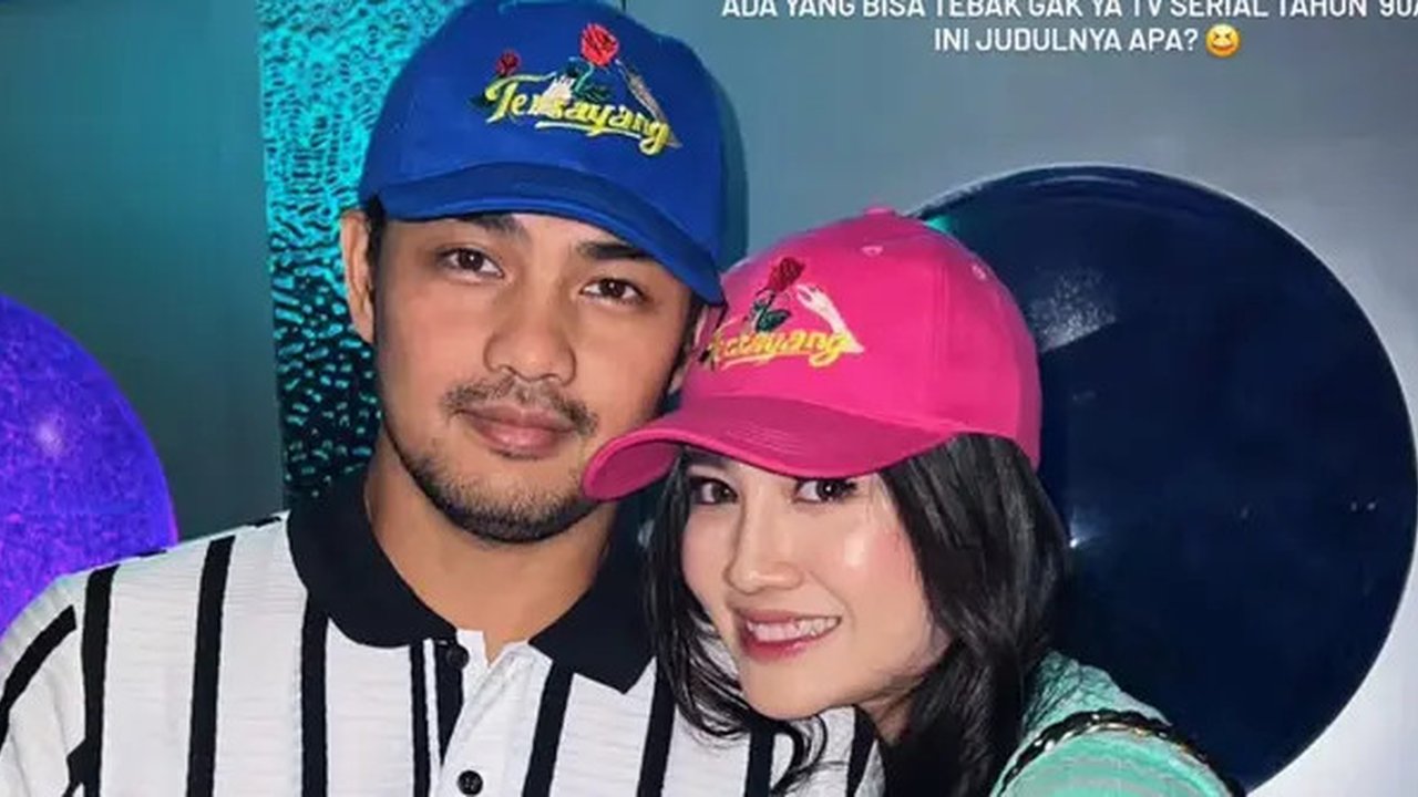 Gaya Couple Artis Kenakan Kostum Ikonik TV Show 90an di Ulang Tahun Geng Aries. [febbyrastanty]