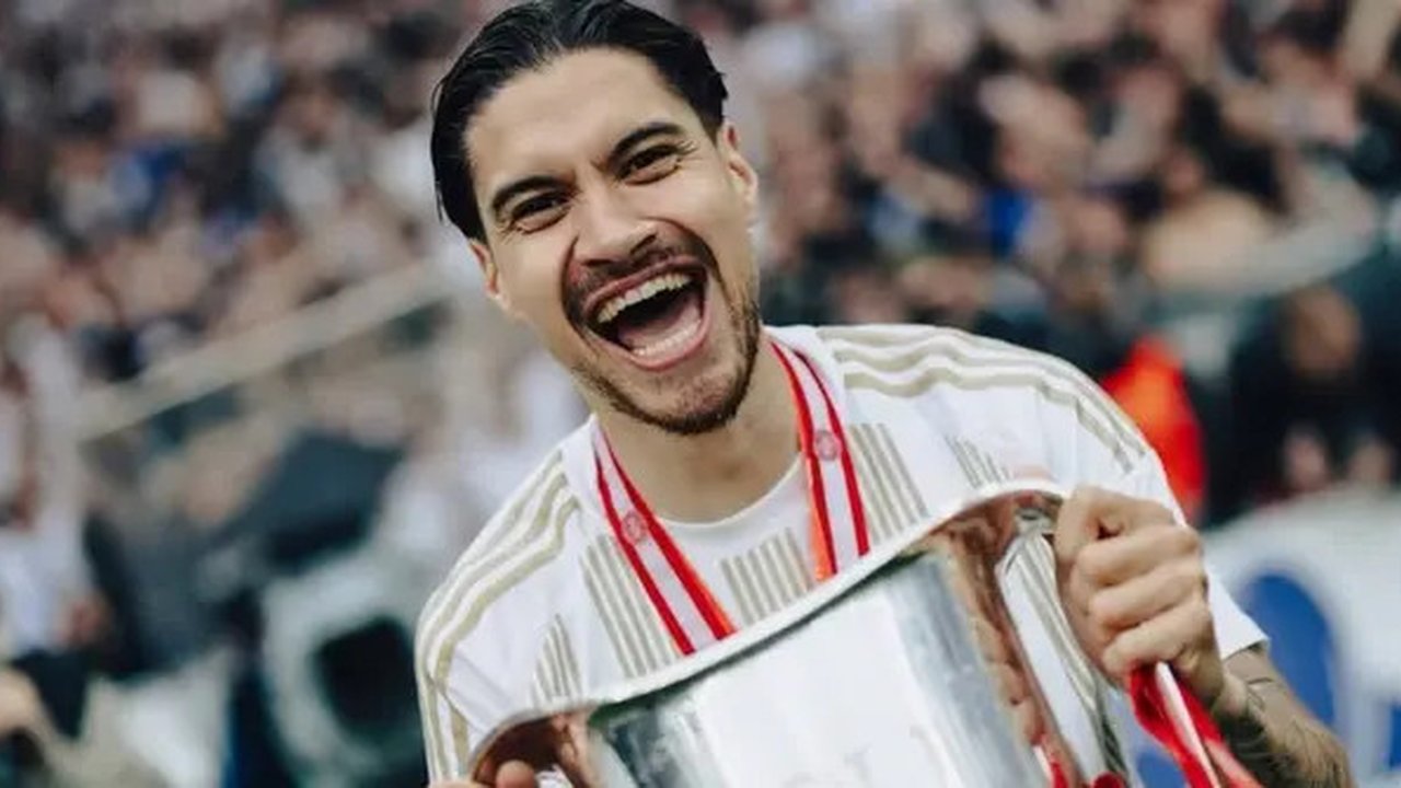 Kevin Diks dengan trofi Liga Super Denmark 2024/2025. (Dok. FC Copenhagen).