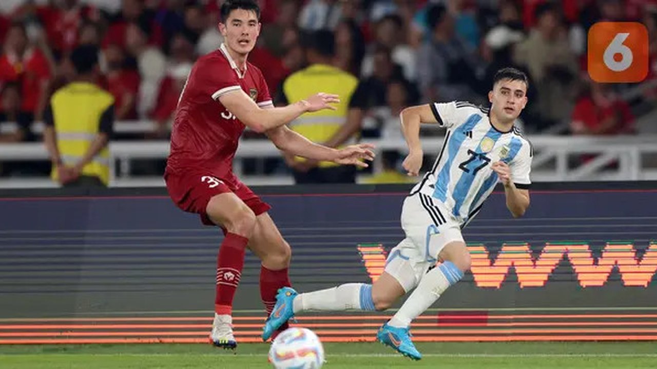 Bek Timnas Indonesia, Elkan Baggott, mengawal pergerakan pemain Timnas Argentina, Facundo Buonanotte, dalam laga FIFA Matchday di Stadion Utama Gelora Bung Karno, Senayan, Jakarta, Senin (