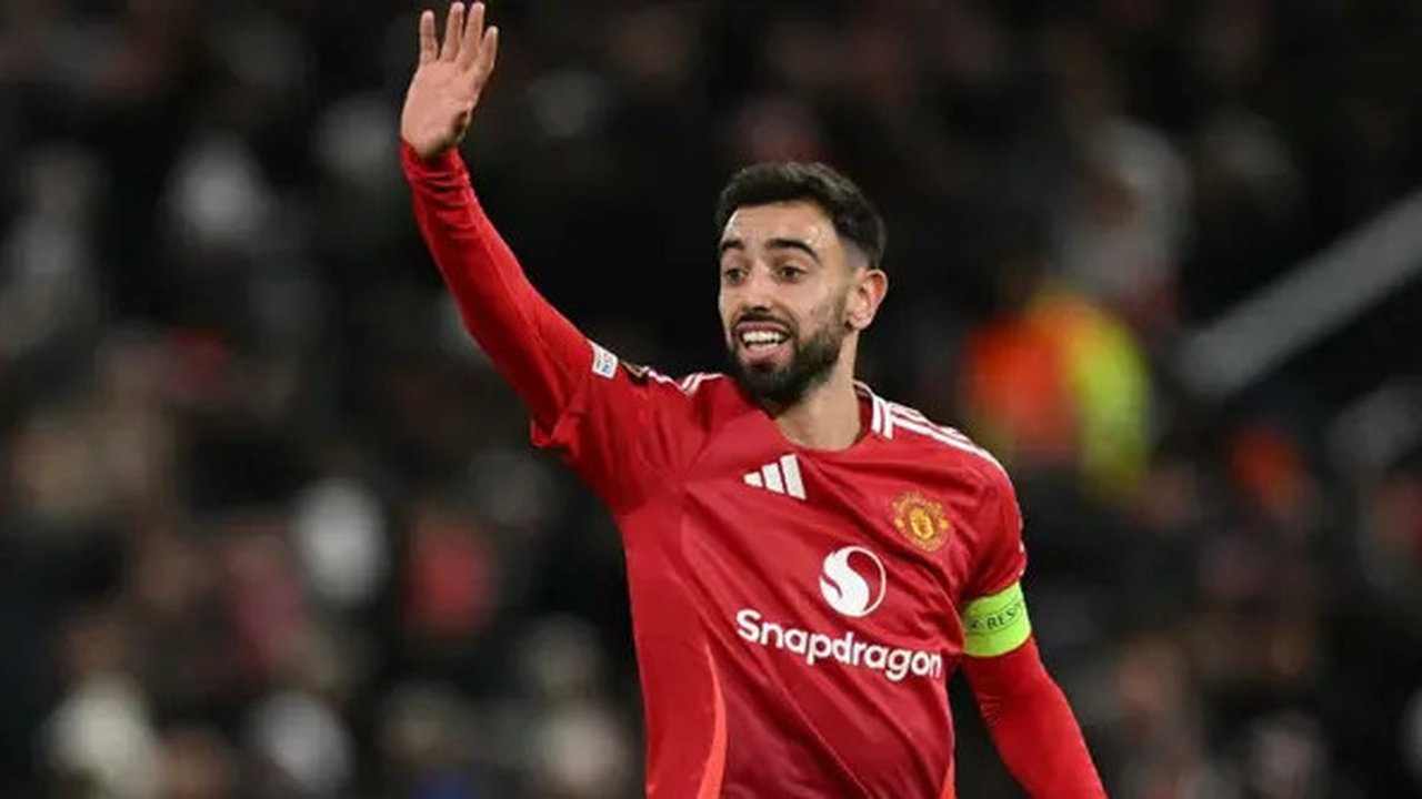 Gelandang Manchester United asal Portugal #08, Bruno Fernandes, memberi isyarat selama pertandingan Fase Europa League UEFA antara Manchester United dan Bodoe/Glimt di stadion Ol