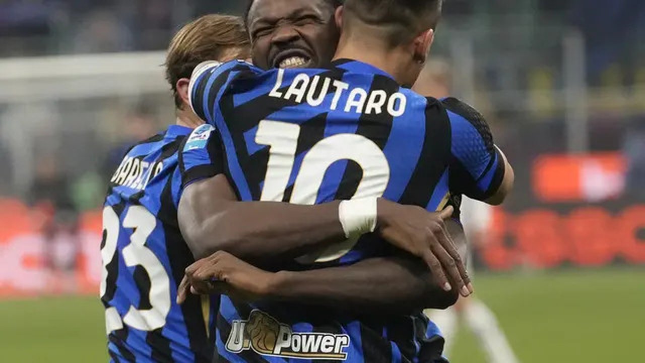 Dua pemain Inter Milan, Lautaro Martinez dan Marcus Thuram, merayakan gol ke gawang Bologna dalam laga giornata 19 Serie A Liga Italia yang digelar di Giuseppe Meazza, Kamis (16/1/2025) dini