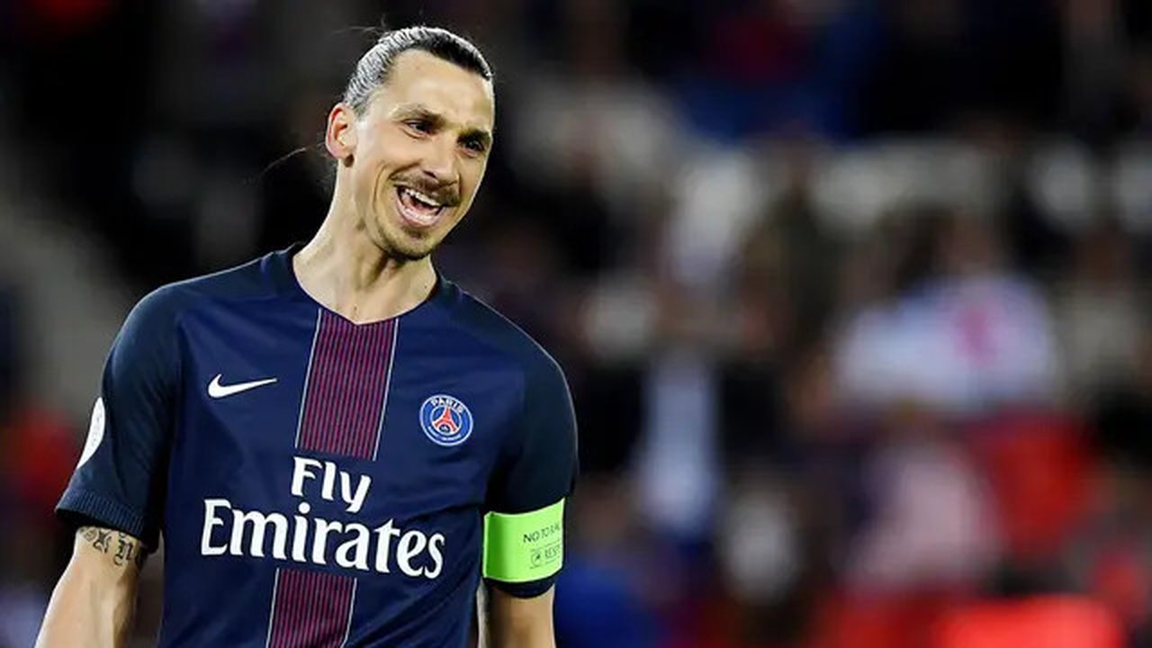 1. Zlatan Ibrahimovic -- Pemain asal Swedia ini adalah salah satu rekrutan tersukses PSG. Ia adalah sosok penting dalam dominasi Les Parisiens di Liga Prancis. Total 12 gelar mampu diberikan