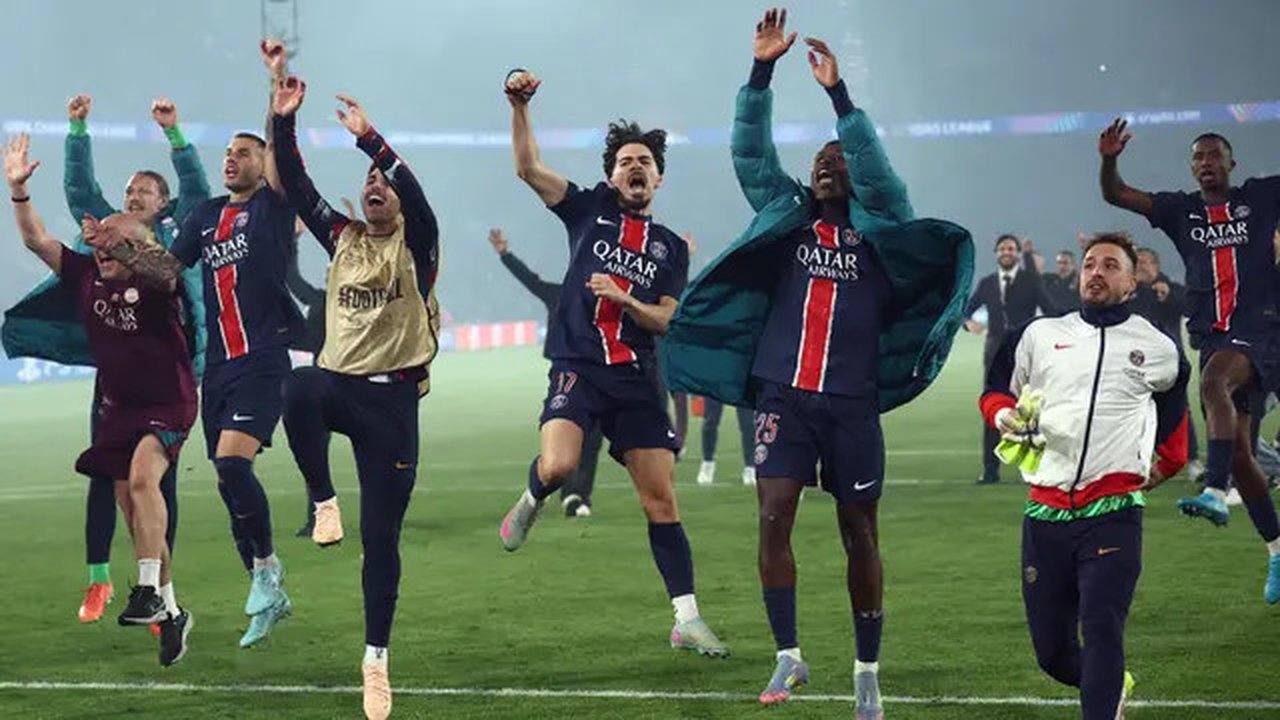 Para pemain Paris Saint-Germain (PSG) merayakan kemenangan mereka pada akhir pertandingan leg kedua semifinal Liga Champions 2024/2025 melawan Arsenal di Stadion Parc des Princes, Paris, pada