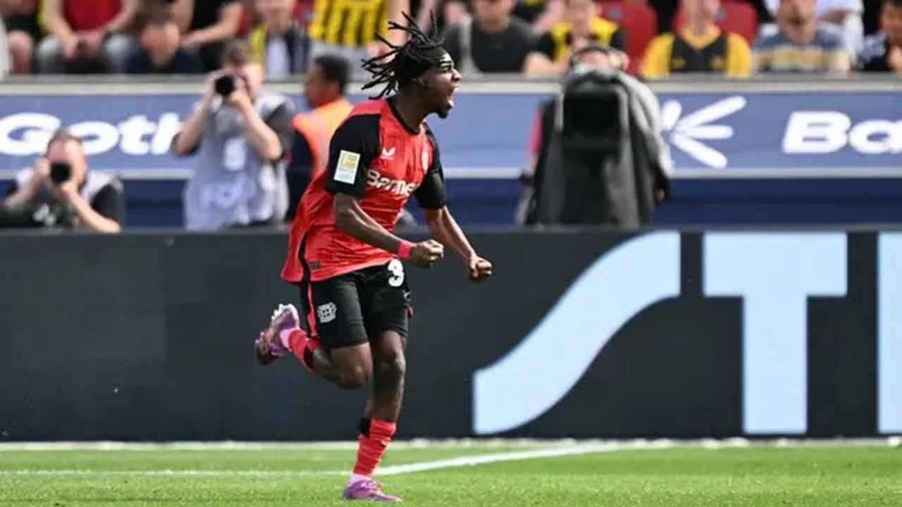 Bek asal Belanda #30, Jeremie Frimpong, dari Bayer Leverkusen merayakan kemenangan 1-0 dalam pertandingan divisi pertama Bundesliga Jerman antara Bayer 04 Leverkusen dan Borussia Dortmund