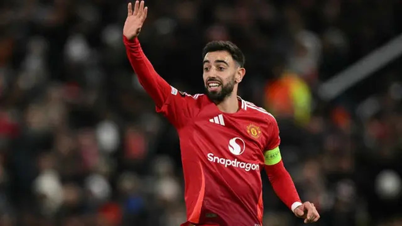 Gelandang Manchester United asal Portugal #08, Bruno Fernandes, memberi isyarat selama pertandingan Fase Europa League UEFA antara Manchester United dan Bodoe/Glimt di stadion Ol