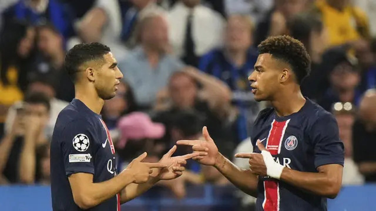 Pemain PSG Achraf Hakimi merayakan gol bersama rekannya Desire Doue dalam laga final Liga Champions melawan Inter Milan di Allianz Arena, Minggu, 1 Juni 2025. (AP Photo/Luca Bruno)