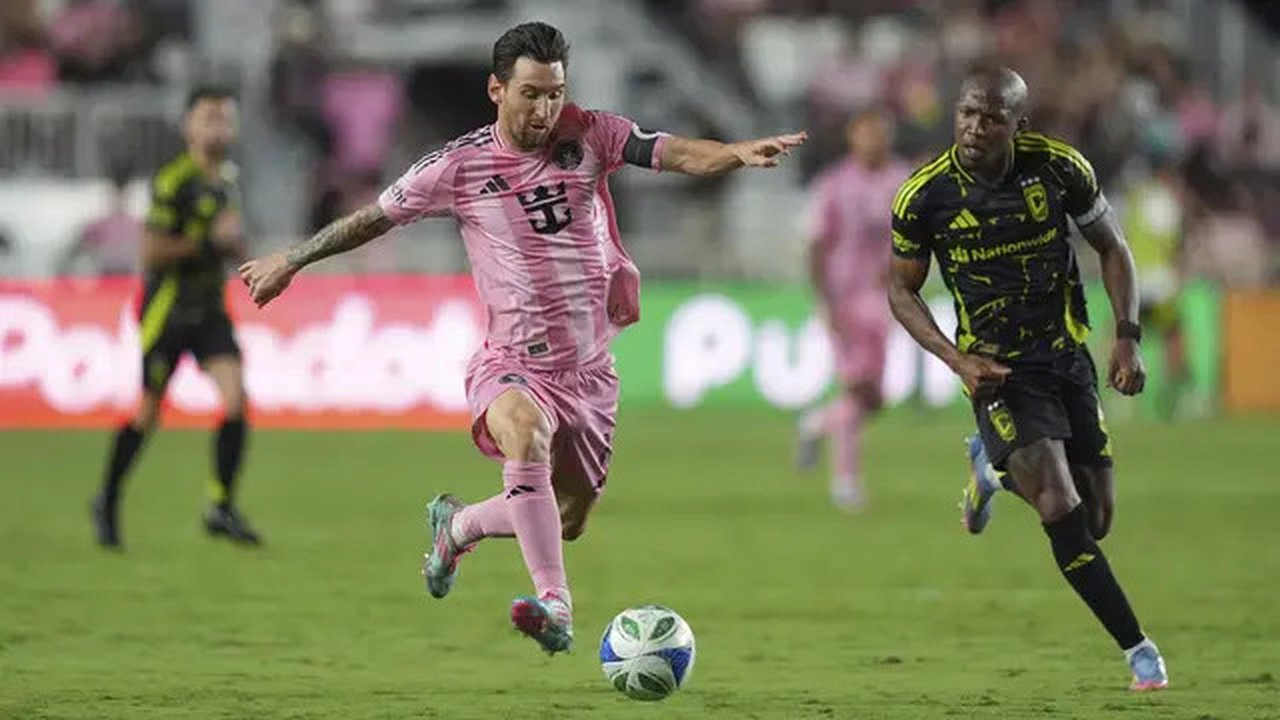 Lionel Messi (10) dari Inter Miami menggiring bola, dikejar Darlington Nagbe (6) dari Columbus Crew di laga MLS, Sabtu, 31 Mei 2025, di Fort Lauderdale, Florida. (AP Photo/Rebecca Blackwel