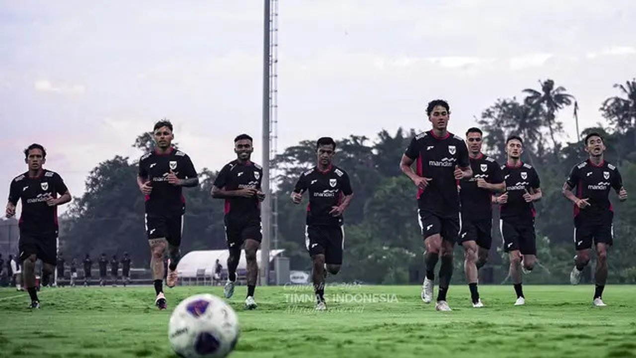 Striker Timnas Indonesia, Rafael Struick (paling depan) menjalani sesi pemusatan latihan bersama Tim Garuda di Bali United Training Center, Senin (26/5/2025). (Dok. Timnas Indonesia).