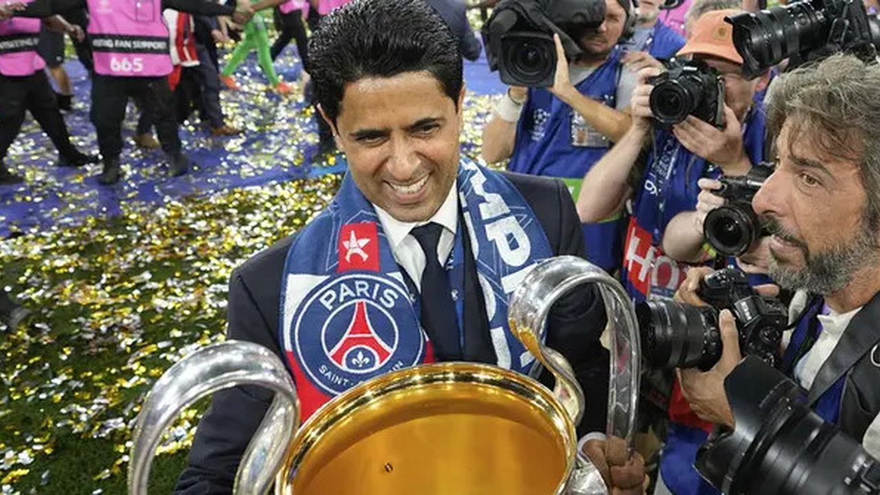 Presiden Paris Saint-Germain, Nasser Al-Khelaifi, mengangkat trofi Liga Champions musim ini. PSG berhasil meraih gelar juara turnamen elite tersebut setelah membungkam Inter Milan den