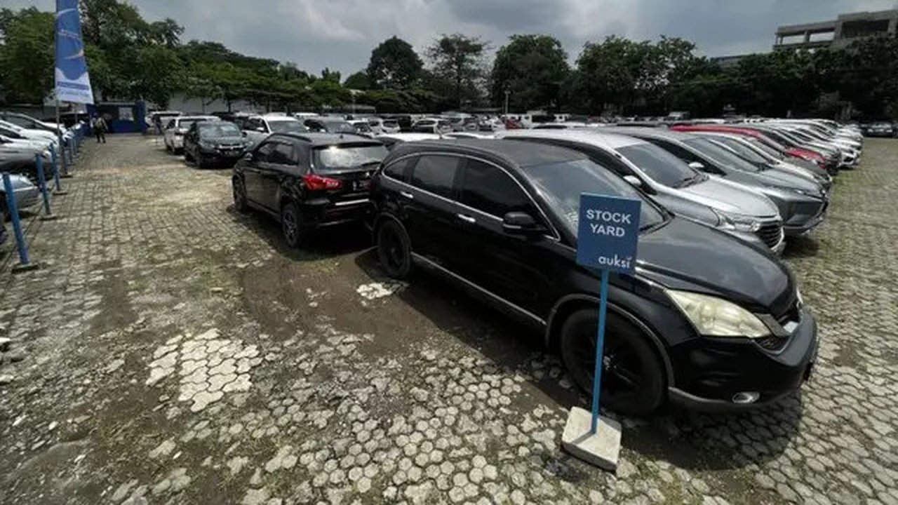 Mobil bekas di balai lelang Auksi. (ist)