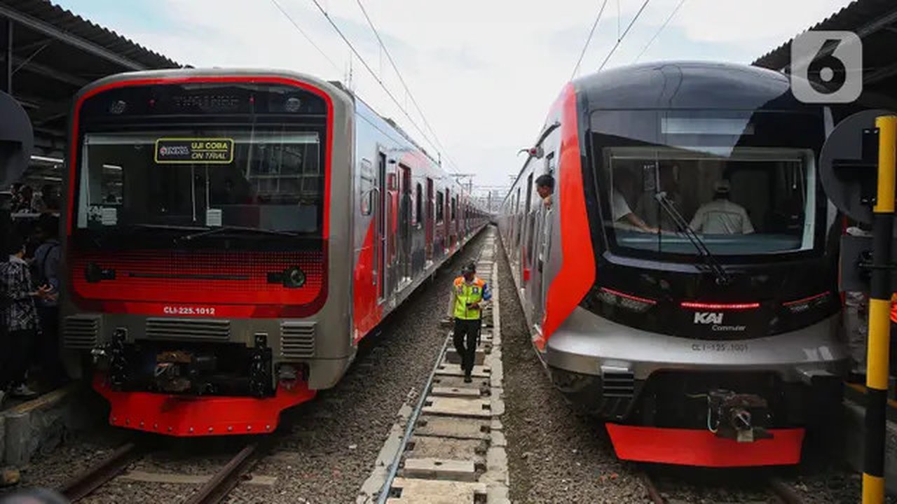 Di antaranya adalah KRL produksi perusahaan China CRRC Qingdao Sifang dan KRL baru produksi PT INKA (Persero). (Liputan6.com/Angga Yuniar)