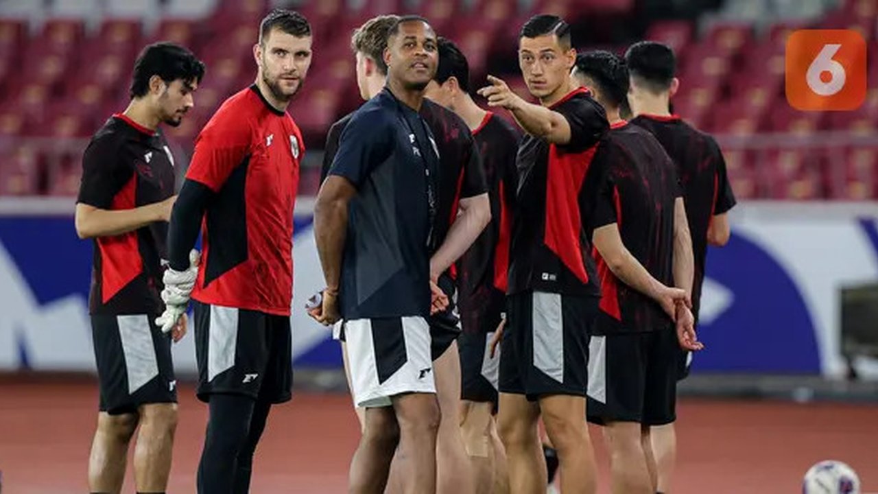 Pelatih Timnas Indonesia, Patrick Kluivert (tengah) berbincang dengan Jay Idzes dalam latihan resmi menjelang laga putaran ketiga Grup C Kualifikasi Piala Dunia 2026 di Stadion Utama Gelor