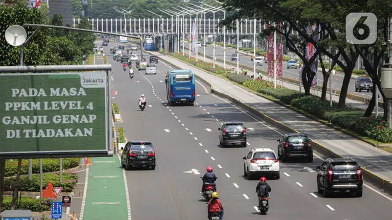 Sejumlah kendaraan melintas di kawasan Jalan Sudirman, Jakarta, Rabu (11/8/2021). Mulai 12 Agustus 2021, Polda Metro Jaya bakal kembali menerapkan aturan ganjil genap di sejumlah ruas jalan I