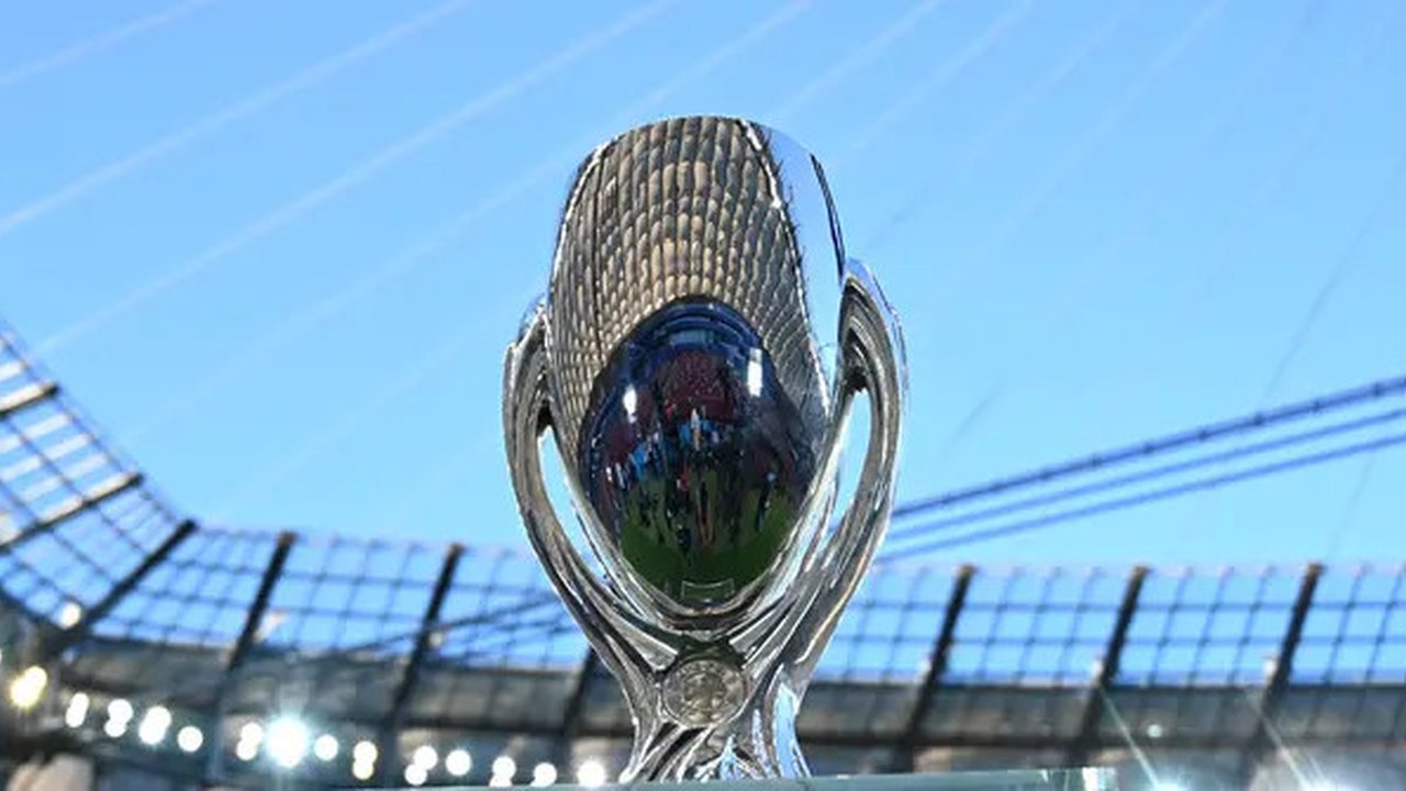 Trofi Piala Super Eropa. (Sergei GAPON / AFP)