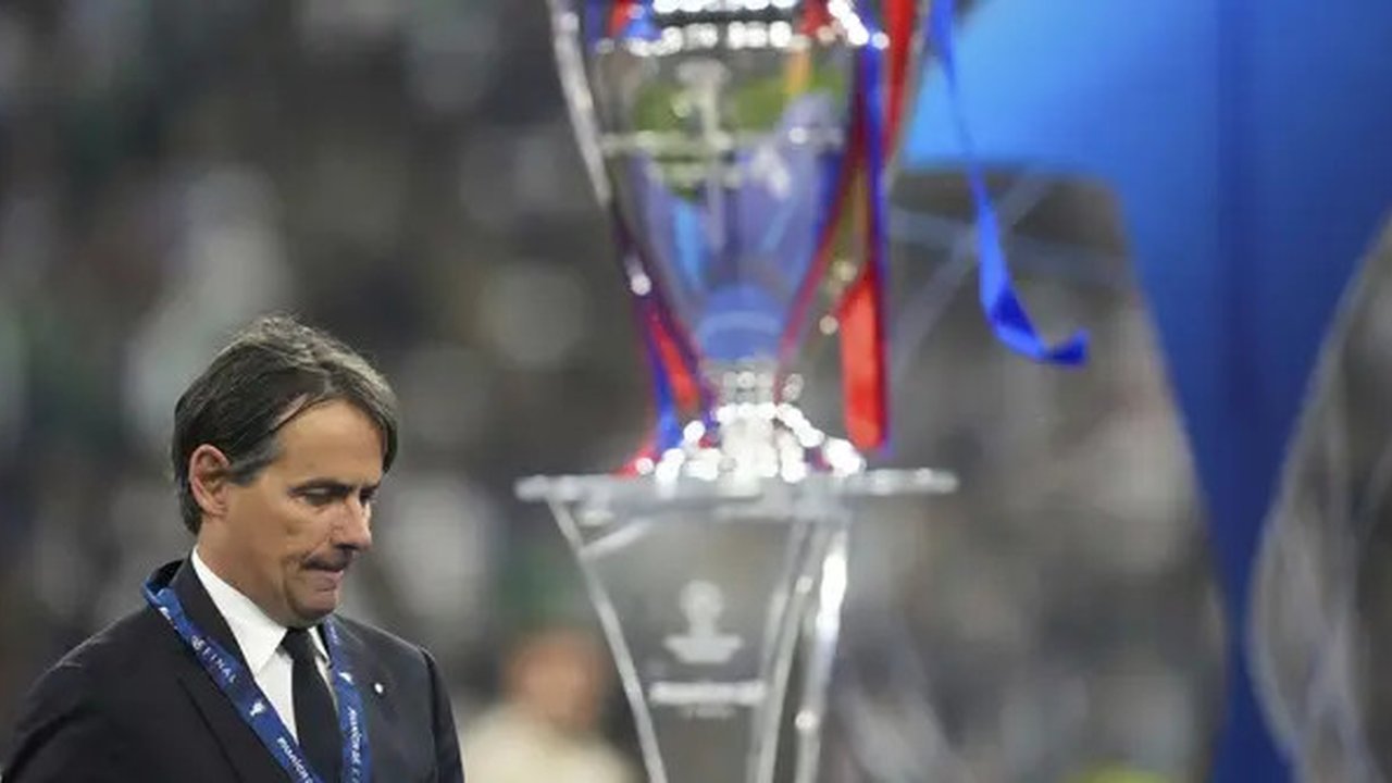 Pelatih Inter Milan, Simone Inzaghi, berjalan di dekat trofi setelah final Champions League melawan Paris Saint-Germain (PSG) di Allianz Arena, Munich, Jerman, Sabtu, 31 Mei 2025. (AP Phot