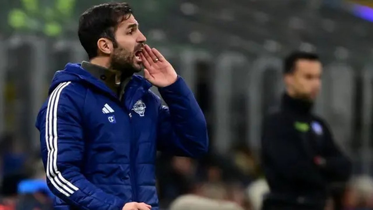 Pelatih kepala Como asal Spanyol, Cesc Fabregas, bereaksi dari area teknis selama pertandingan Seri A Italia antara Inter Milan dan Como di Stadion San Siro di Milan pada 23 Desember 2024.