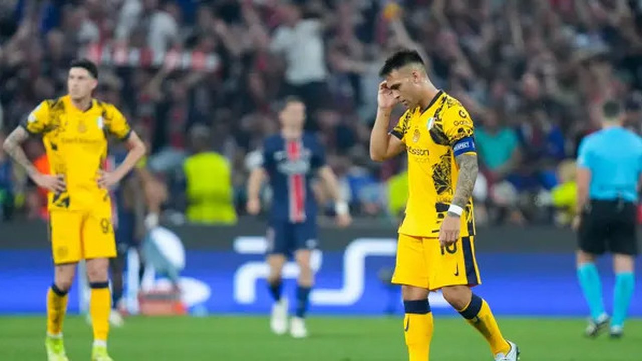 Pemain Inter Milan, Lautaro Martinez, tampak kecewa setelah gagal meraih trofi Liga champions 2024/2025 di Stadion Allianz Arena, Minggu (01/06/2025) dini hari WIB. (AP Photo/Matthias Schrade